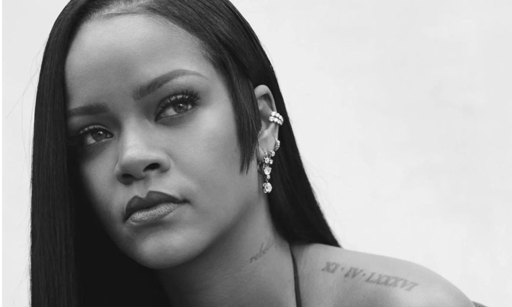 Rihanna lancia la prima fragranza Fenty (ed è ora disponibile)