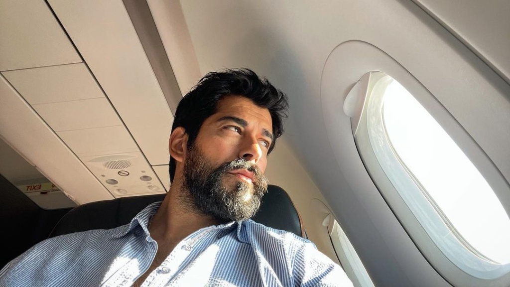 Бурак Озчивит burakozcivit_306422701_410236981251518_5241187814990736054_n (1).jpg