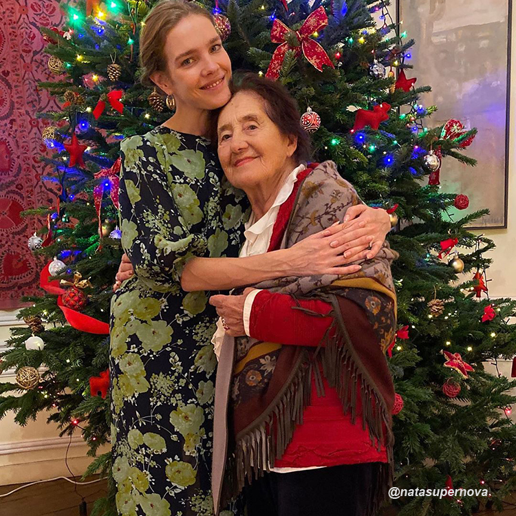 Наталья Водянова с бабушкой.jpg