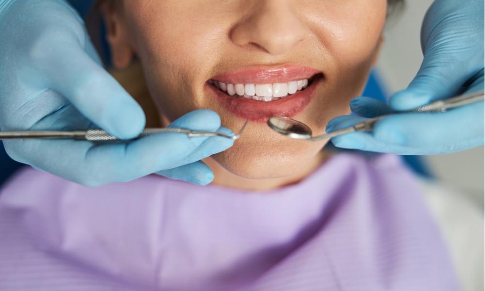 Три стоматолога. Примерка протеза у стоматолога.