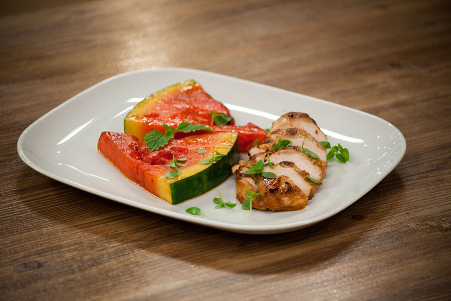 Курица с арбузом рецепт. bdfe37882247f251c0bcda609e8681ef. Курица с арбузом рецепт фото. Курица с арбузом рецепт-bdfe37882247f251c0bcda609e8681ef. картинка Курица с арбузом рецепт. картинка bdfe37882247f251c0bcda609e8681ef. Как вы предпочитаете готовить курицу? В духовке, на сковороде или на гриле? Какой бы способ вы ни выбрали, вряд ли вы пробовали использовать в рецепте арбуз! Но совершенно напрасно!
