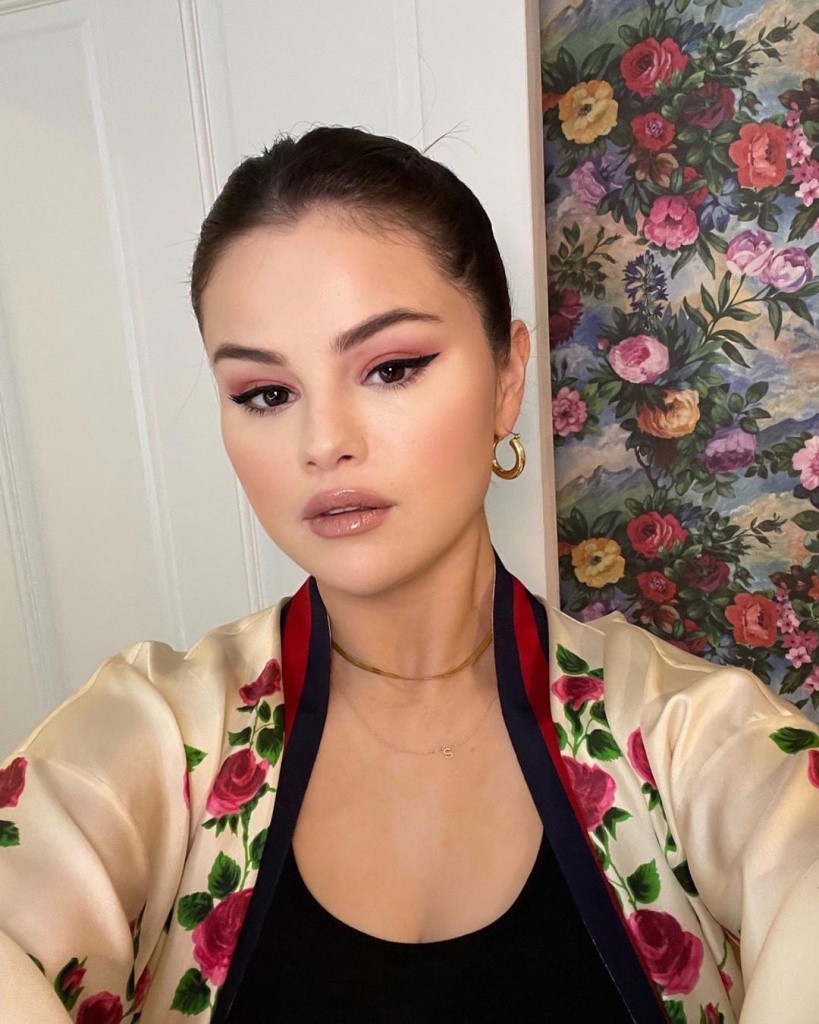 Ancora più morbida Selena Gomez ha mostrato la manicure francese più alla moda nel 2022