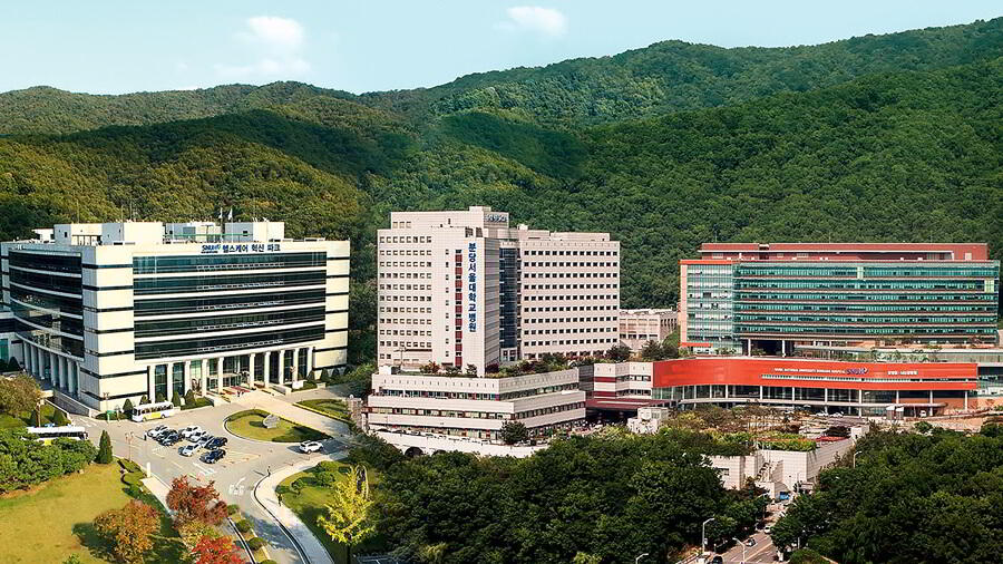 The-front-view-of-Seoul-National-University-Bundang-Hospital.jpg
