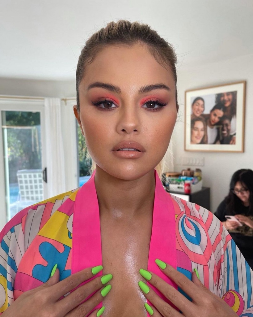 Trucco alla moda con ombre rosa, come sembrare non in lacrime, ma bello, come Selena Gomez