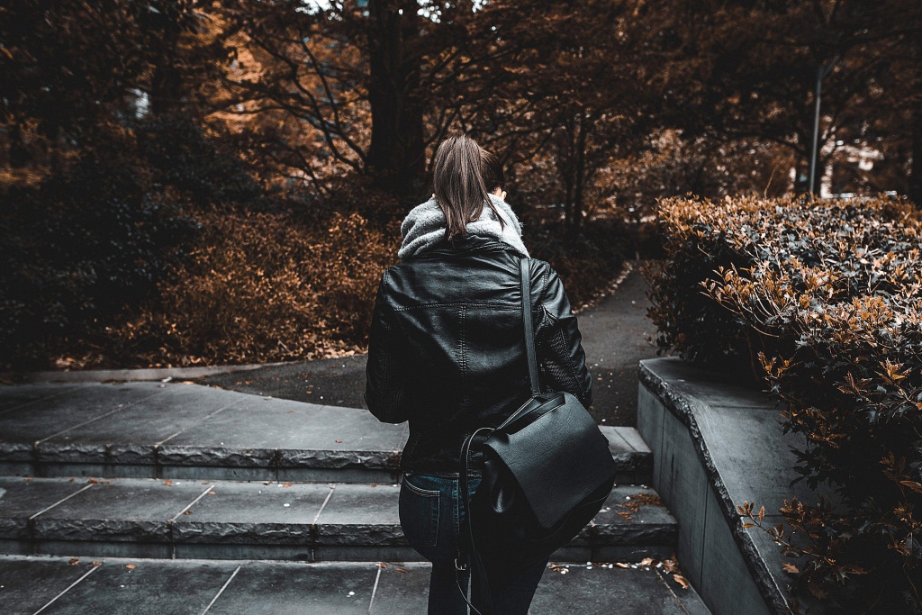 young-woman-in-the-park-canary-wharf-london-2210x1475.jpg