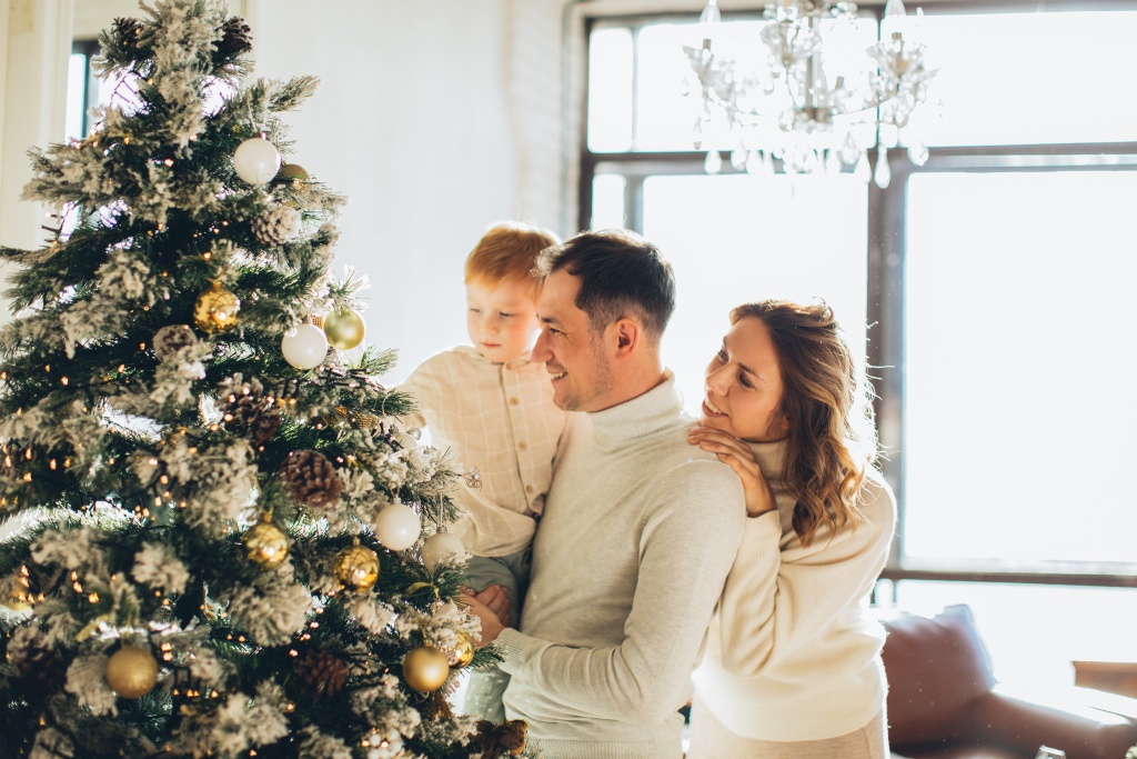 Sindrome dell'albero di Natale, come le decorazioni natalizie rovinano la salute di adulti e bambini