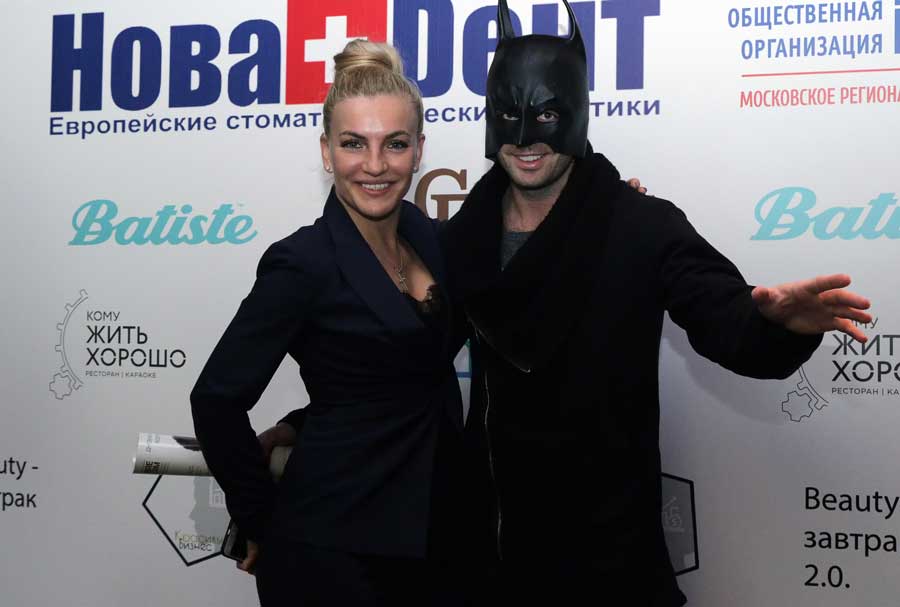 Бетмен-и-Ангелина-Кривякина,-генеральный-директор-«НоваДент».jpg