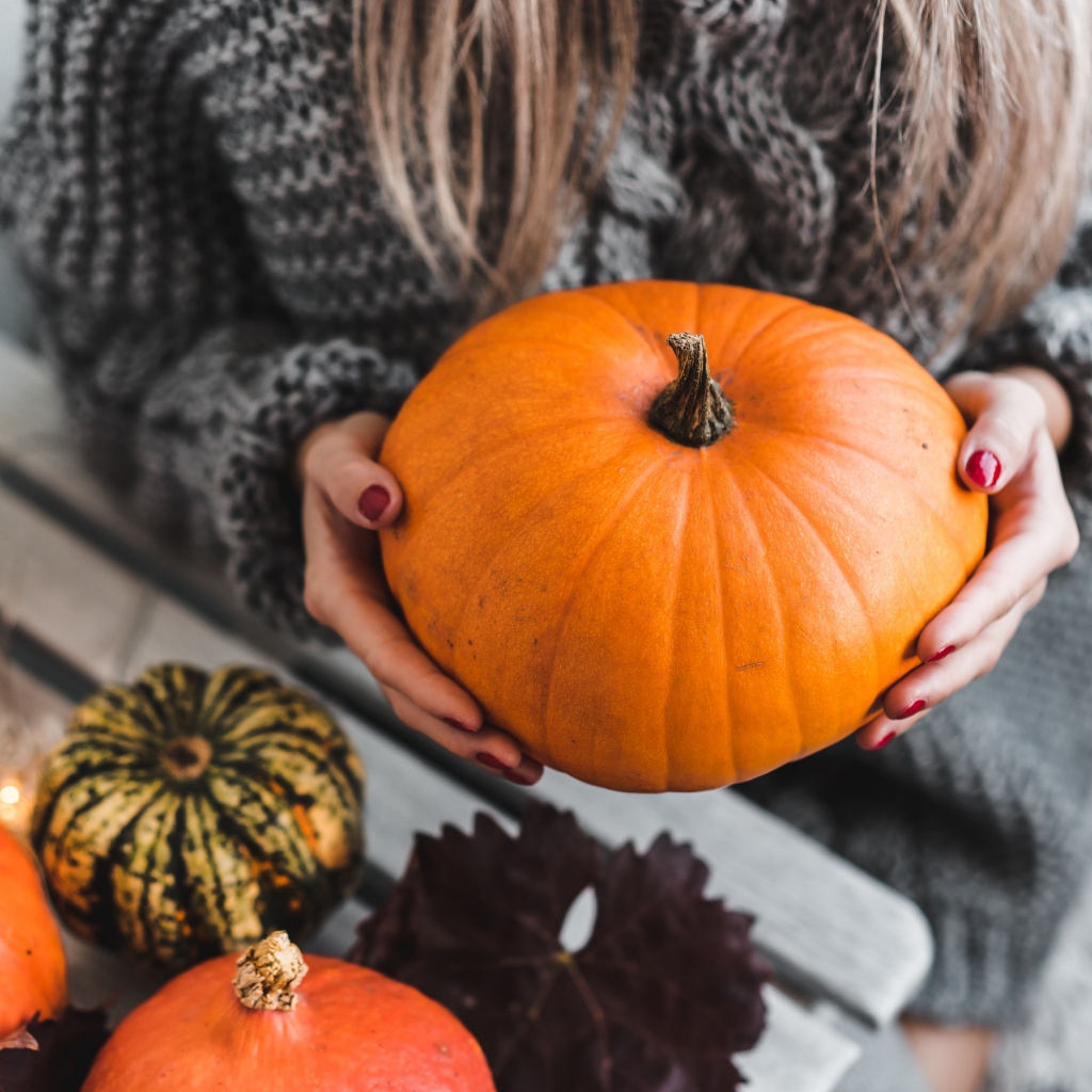 woman-holding-a-halloween-pumpkin-picjumbo-com копия.jpg