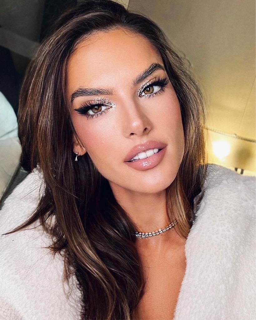 Алессандра Амбросио alessandraambrosio_243775965_1004632346746088_4716340928208685965_n.jpg