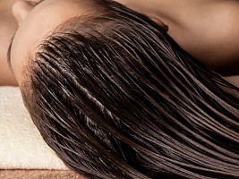 Распаривание кожи головы: процедура, которая заменит пилинг и при этом увлажнит волосы