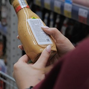 Хранить нельзя выбрасывать: какие продукты можно есть после истечения срока годности