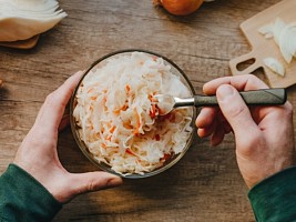 Антибиотики «убивают» не только бактерии: какие продукты помогут восстановить кишечник