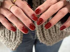 Клюквенные ногти — праздничный nail-тренд этого года
