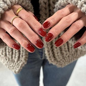Клюквенные ногти — праздничный nail-тренд этого года