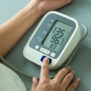 Как правильно измерять давление дома: 5 частых ошибок, из-за которых цифры врут