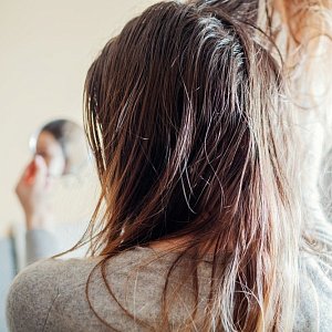 Волосы будто грязные: почему уход и укладка могут вредить здоровью кожи головы