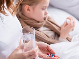 Три хитрых способа: как облегчить прием лекарств для ребенка