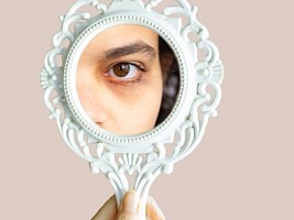 Стереть усталость: как избавиться от темных кругов под глазами