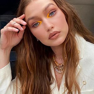 «Обратные стрелки»: как выглядит самый модный и яркий макияж глаз лета 2022