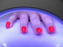 Маникюр без риска: насколько безопасны УФ-лампы для кожи рук