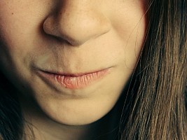 Глаза не смотрят: неосознанные жесты, которые выдают неодобрение