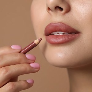Карандаш для губ и подводка: есть ли разница на самом деле?