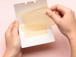 Будет кожа бархатная: кому нужны матирующие салфетки для лица   
