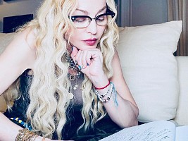 Отросшие корни станут трендом? Мадонна не спешит красить волосы