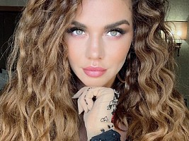 Анна Седокова призналась, что делает перманентный макияж бровей и показала результат похода в салон