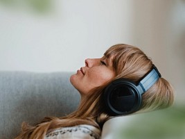 Розовый и коричневый шумы: какие звуки нужны для здоровья мозга и крепкого сна