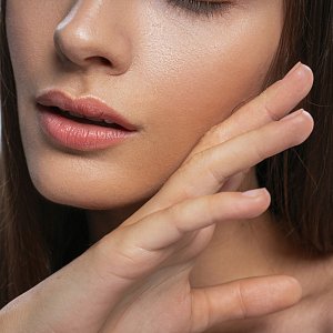 Макияж, который заботится о коже: какие компоненты теперь ищут в декоративной косметике