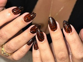 Анималистичные принты в маникюре все еще с нами: какого «зверя» приручить в этом году 