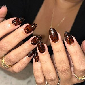 Анималистичные принты в маникюре все еще с нами: какого «зверя» приручить в этом году 