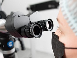 Лечение зубов под микроскопом: плюсы нового формата стоматологии