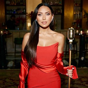 «Очень непростой и счастливый 2016»: Алсу впервые опубликовала фото своей третьей беременности