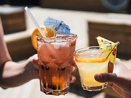 Пять простых безалкогольных коктейлей для праздничного застолья