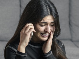 Реакция на шок: почему человек может начать смеяться от стрессовой новости