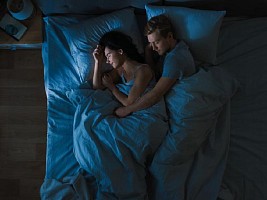 Ученые советуют романтикам спать вместе: это укрепит сердце