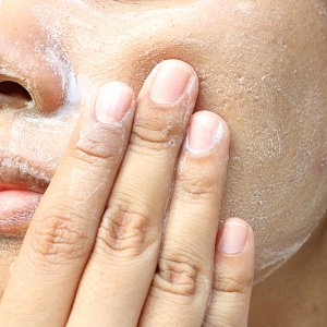 Будет как фарфор: что молочная кислота может сделать для кожи