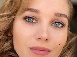 «Будто ударилась лицом об Киркорова»: Кристина Асмус удивила макияжем со стразами