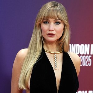 «Я хочу быть сексуальной мамой»: Дженнифер Лоуренс рассказала о пластике после родов