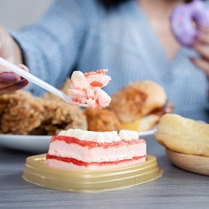 Эмоциональное переедание: как разорвать связь между стрессом и вредными продуктами