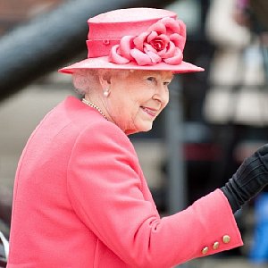 Елизавете II — 96 лет! 5 книг о представителях британской монархии