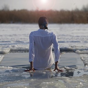 Помните о рисках: как подготовиться к крещенским купаниям и что делать после окунания в проруби