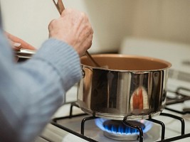 Личная история: что делать, если бабушка забывает выключить плиту