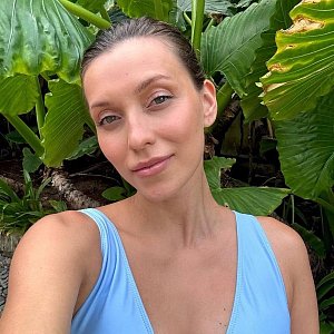 «Страшно, что в норму все придет нескоро»: Регина Тодоренко показала свою фигуру после третьих родов