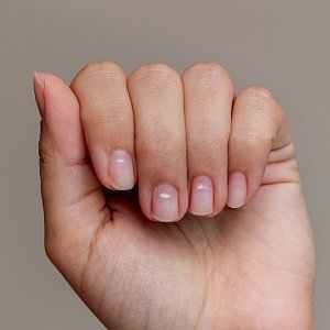 Белые пятна на ногтях: откуда они берутся и опасны ли? 