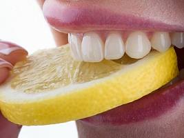 Лимон, сода и уголь: домашние методы, которые стоматологи называют катастрофой