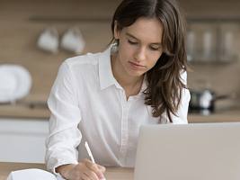 Деловая одежда и никаких личных звонков: как правильно работать на удаленке