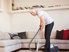 Уборка дома помогает в профилактике переломов